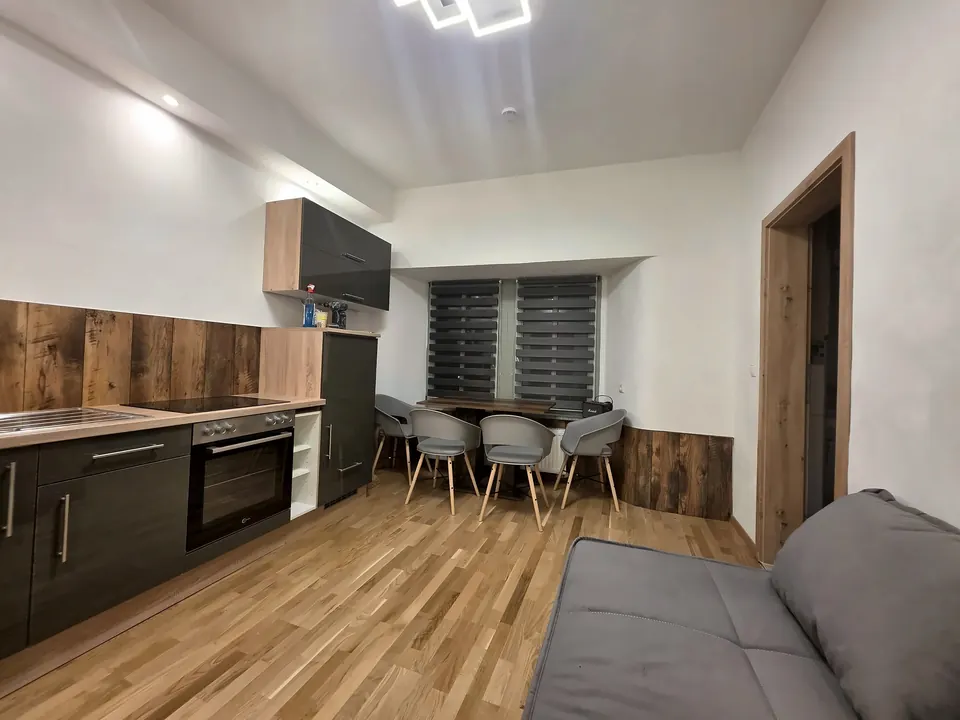 Küchenzeile mit Backofen, im Vordergrund ein Sofa