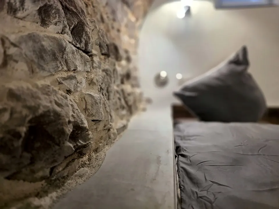 Bruchstein des Gewölbes neben dem Bett