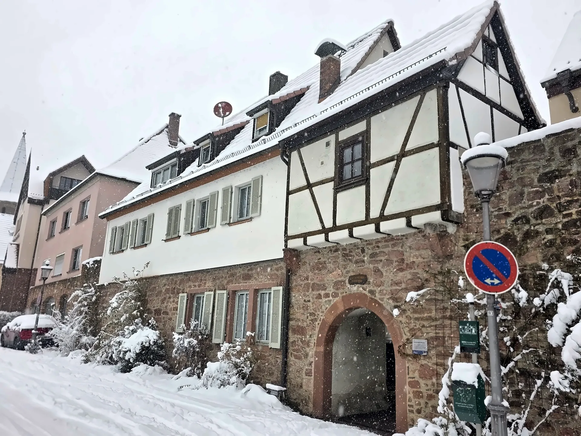 Das Haus im Winter, Dächer und Gasse verschneit